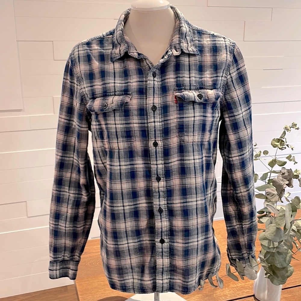 (2/$20) Levi’s Long Sleeve Button Down Shirt (Blue, White, Soft Pink) - Large